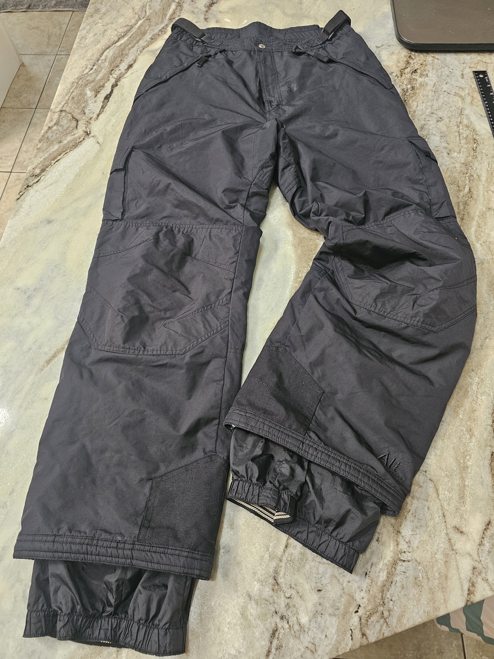 Obermeyer Action Ski Pants Men’s Medium Black Snow Pants Adjustable Waist